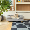 Pies leżący na Omlet leGowisko dla psa z pianki memory foam bolster z okrągłymi kwadratowymi łapami