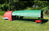 Czerwony Eglu Classic kurnik z wybiegiem i zieloną osłoną na całej dłuGości, zapewniającą cień w ogrodzie