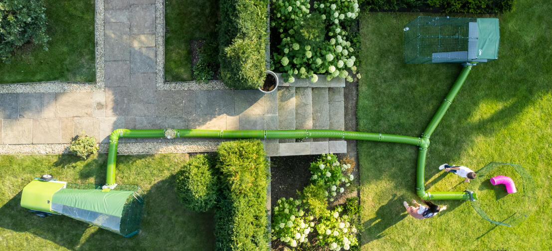 Dronowe ujęcie Zippi wybiegu, kojca i systemu tuneli ustawionych w ogrodzie.