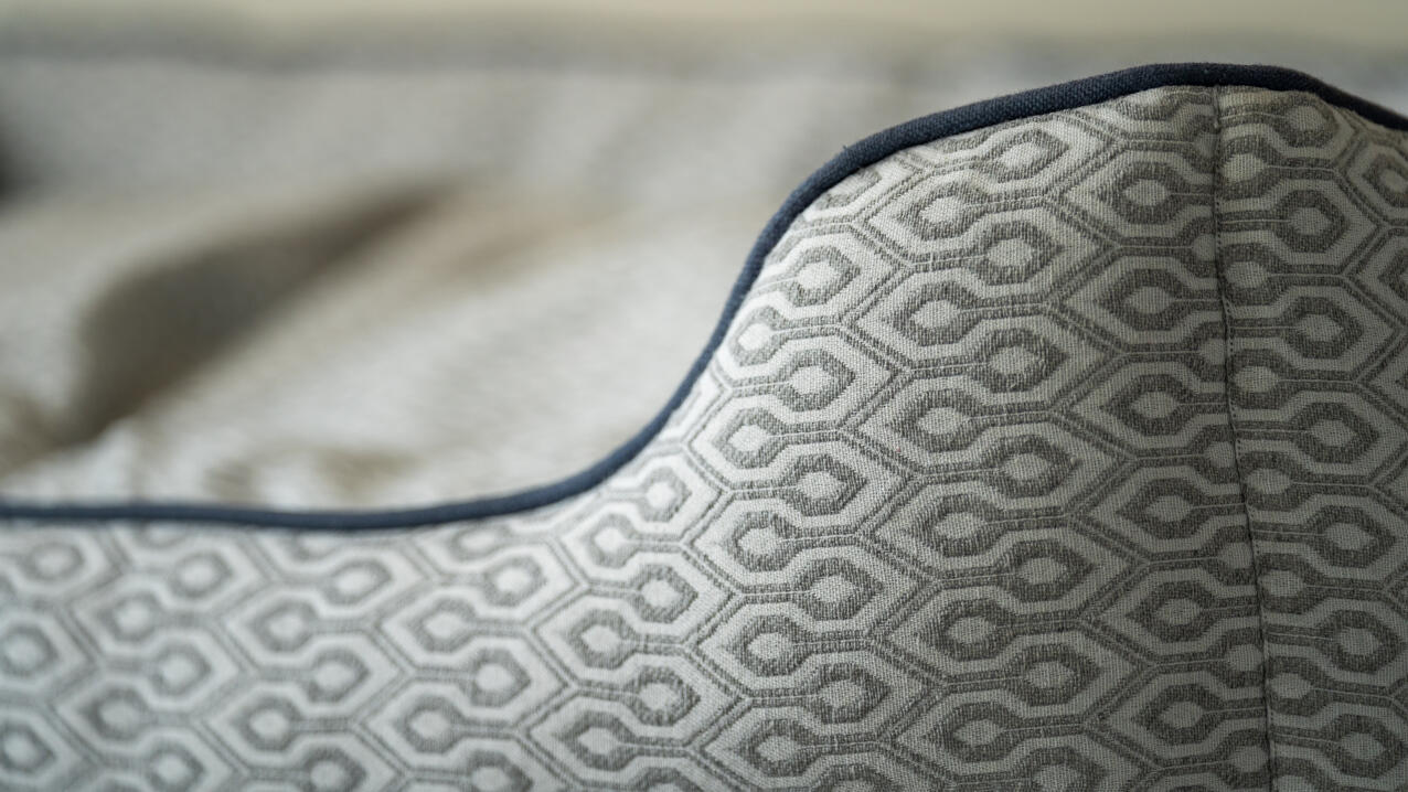 Szczegół łóżka gniazdoweGo przedstawiający nadruk w kształcie plastra miodu i lamówkę łóżka