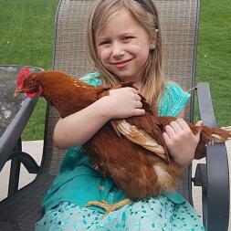 Dziewczyna trzymająca kurczaka