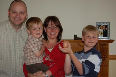 Stuart, Ethan, Julia i Alexander (trzymają nasze pierwsze jajko)