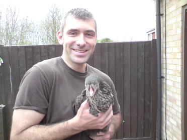 Steven Field trzymający nakrapianą kurę