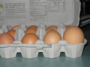 Wow, ten prawie nie zmieścił się w pudełku na jajka z recyklingu i pomyśleć, że Eggna to ta, która układała wszystkie miękkie. To jest 80 gramów