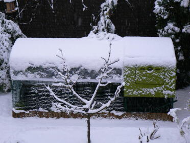 Wydaje się, że plandeka i listwy przypodłogowe zatrzymują większość śniegu na zewnątrz.