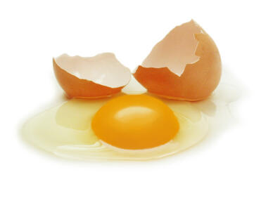 Otwarte jajko z pęknięciem
