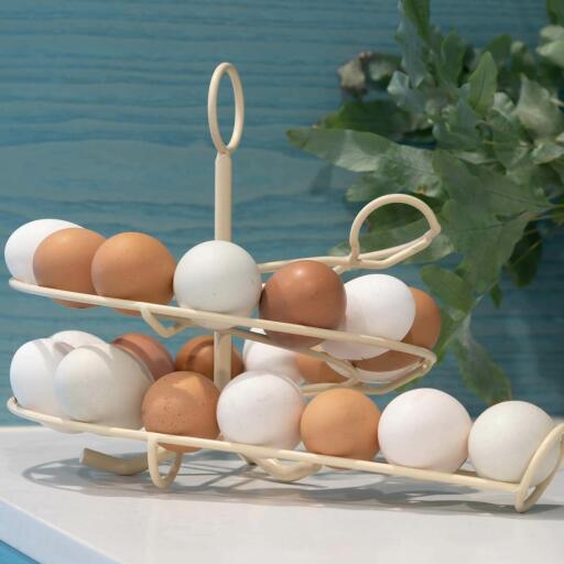Kremowy uchwyt na jajko kurze w kuchni