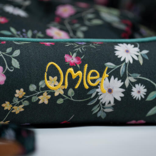 LoGo szczegóły na łóżku gniazdowym Omlet we wzorze midnight meadow