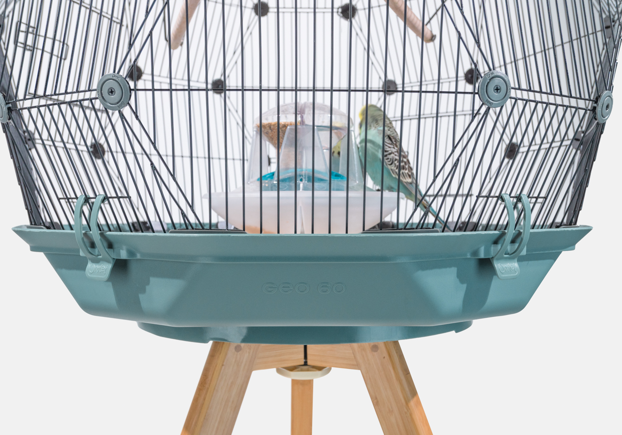 Klatka dla Ptaków Geo z podstawą w kolorze morskim na drewnianym stojaku