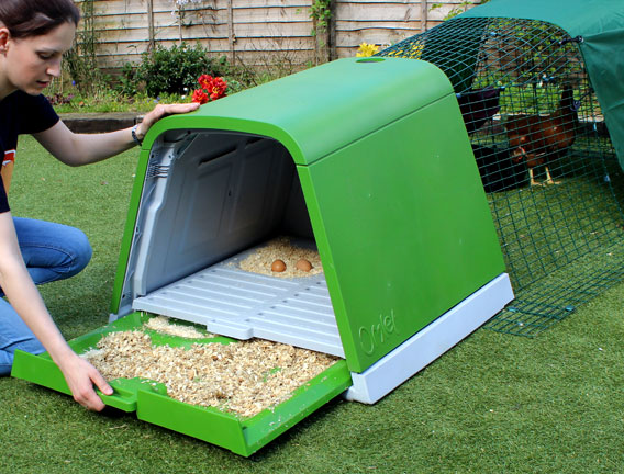 The slide out dropping tray makes cleaning your chicken coop simple