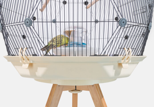 Klatka dla Ptaków Geo z podstawą w kolorze kremowym na drewnianym stojaku